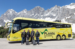 Im Beisein von Tourismuslandesrätin Barbara Eibinger-Miedl und Planai-Geschäftsführer Georg Bliem wurde der neue Bus übergeben. | © Harald Steiner